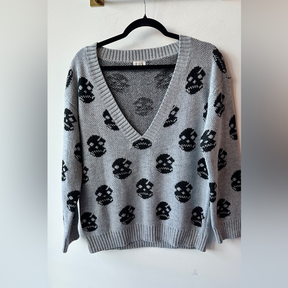 POL Sweaters - POL Gray Skull Print V-Neck Sweater Size S. 20” P2P | 151